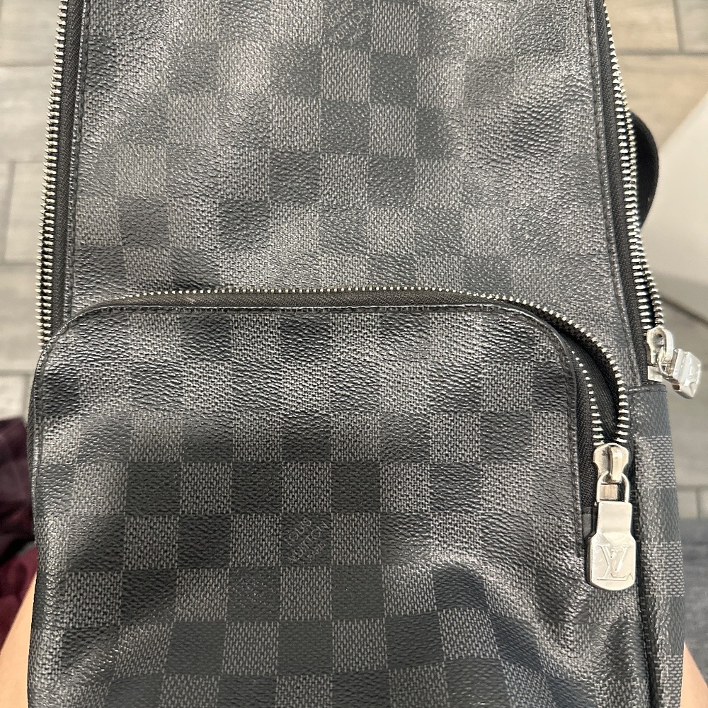Louis Vuitton avenue slingbag